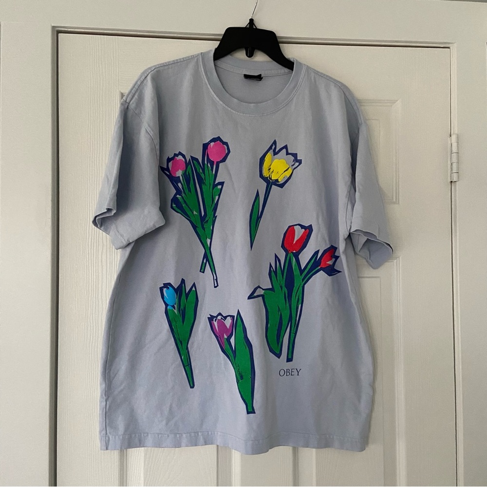 Obey unisex shirt with tulips size large great condition